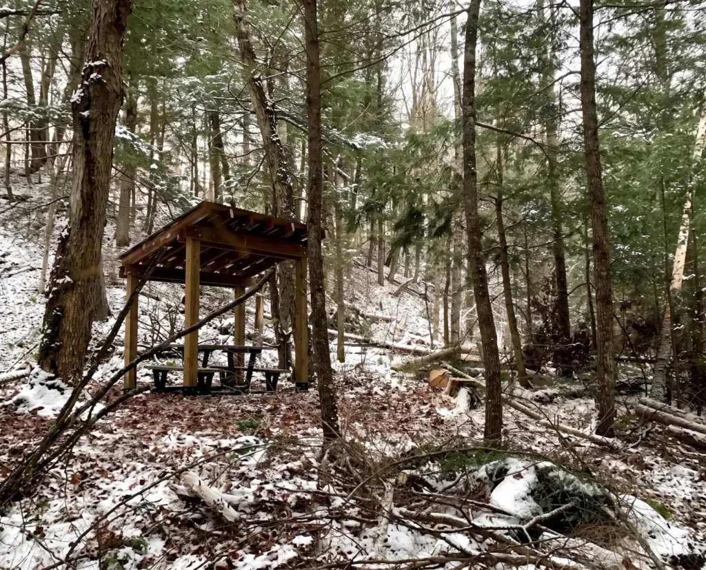 Abri de bois sur un sentier de la Forêt de la Seigneurie de Lotbinière